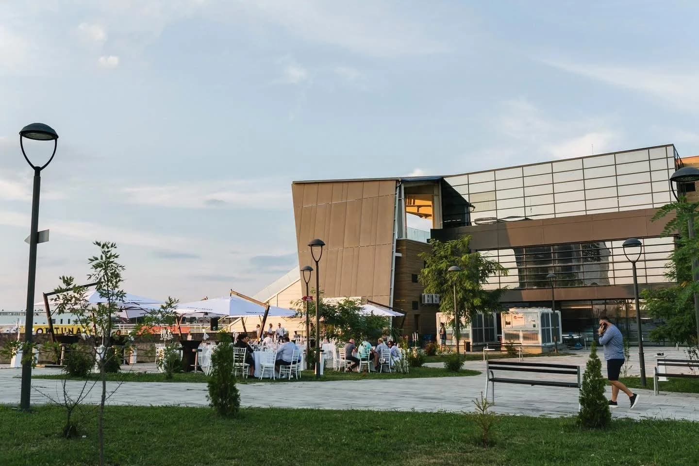 Spațiul verde al hipodromului, în plină după-amiază